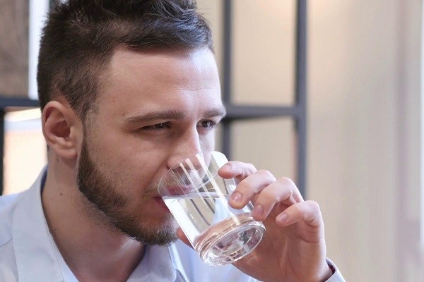 Пьет воду